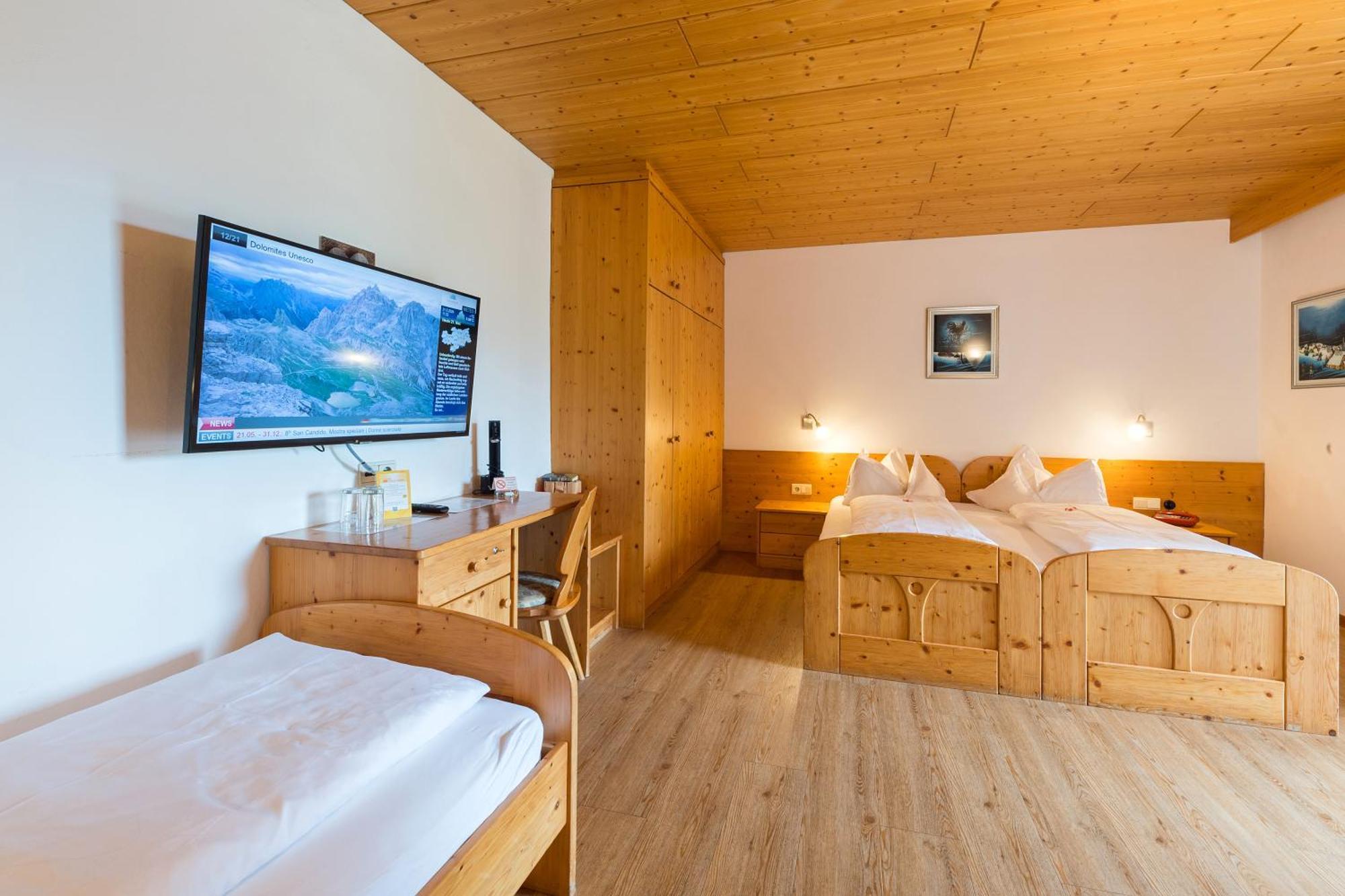 Hotel Dolomiten Dobbiaco Exterior foto